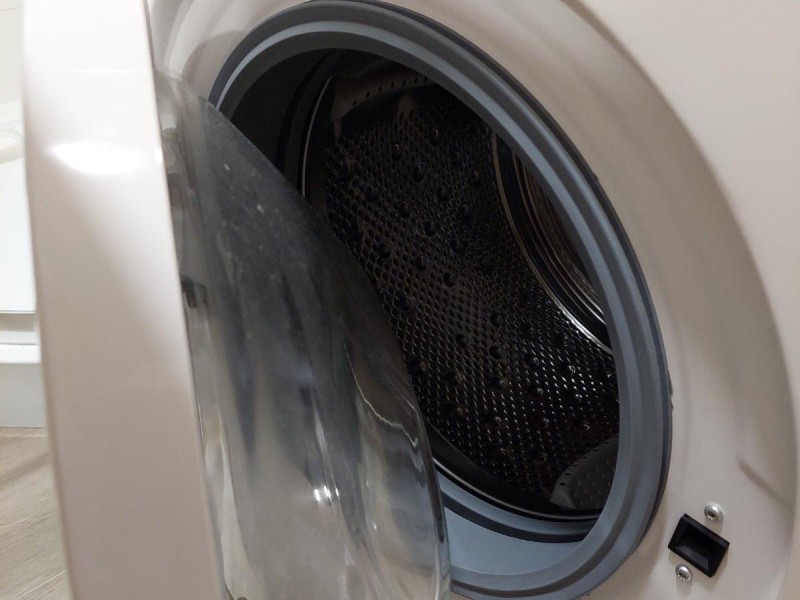 Veš mašina u toku rada prekine i ugasi se, pa počne da radi